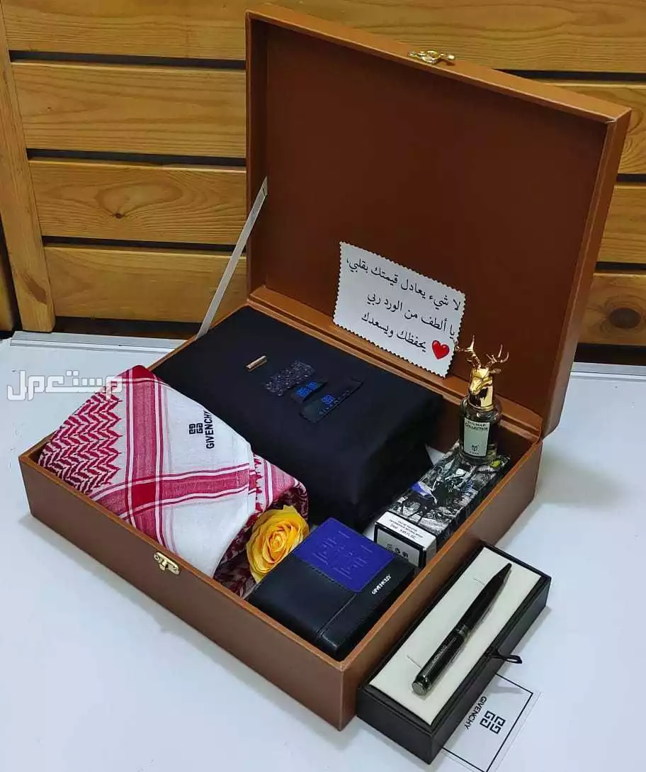 السعر 300ريال سعودي 🌹اقووووى عرووووض 🎊   ⚡ طقم مكونه من 🎊    ⚡ قماش جفنشي شتوي جوده ممتازه طول 3 متر ونص عرض عرضين 🎁 مع 8زراير جفنشي مع الوقو حق الجيب و الرقبه 🎁     ⚡ قلم جفنشي درجه او