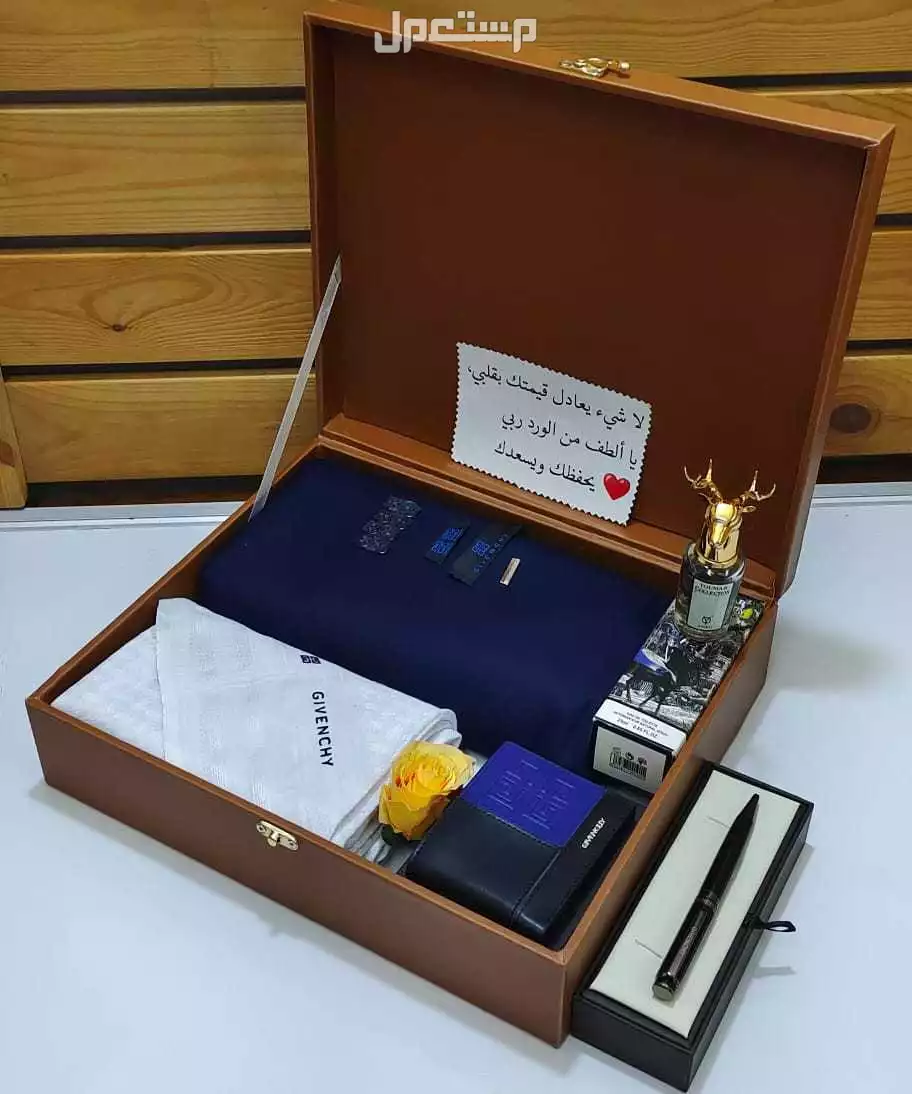 السعر 300ريال سعودي 🌹اقووووى عرووووض 🎊   ⚡ طقم مكونه من 🎊    ⚡ قماش جفنشي شتوي جوده ممتازه طول 3 متر ونص عرض عرضين 🎁 مع 8زراير جفنشي مع الوقو حق الجيب و الرقبه 🎁     ⚡ قلم جفنشي درجه او