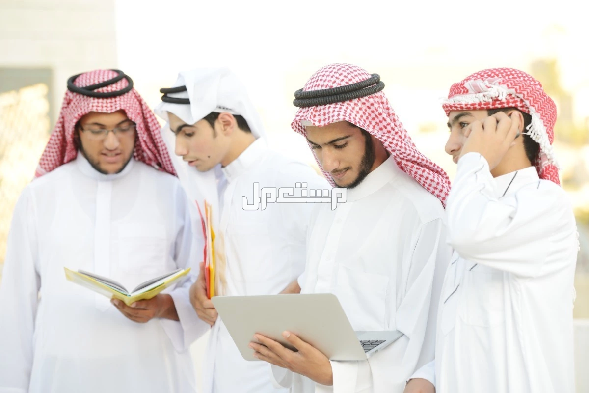 أفضل تطبيقات للمدرسة في السعودية 1446 – 2025 طلاب يستخدمون تطبيقات الدراسة