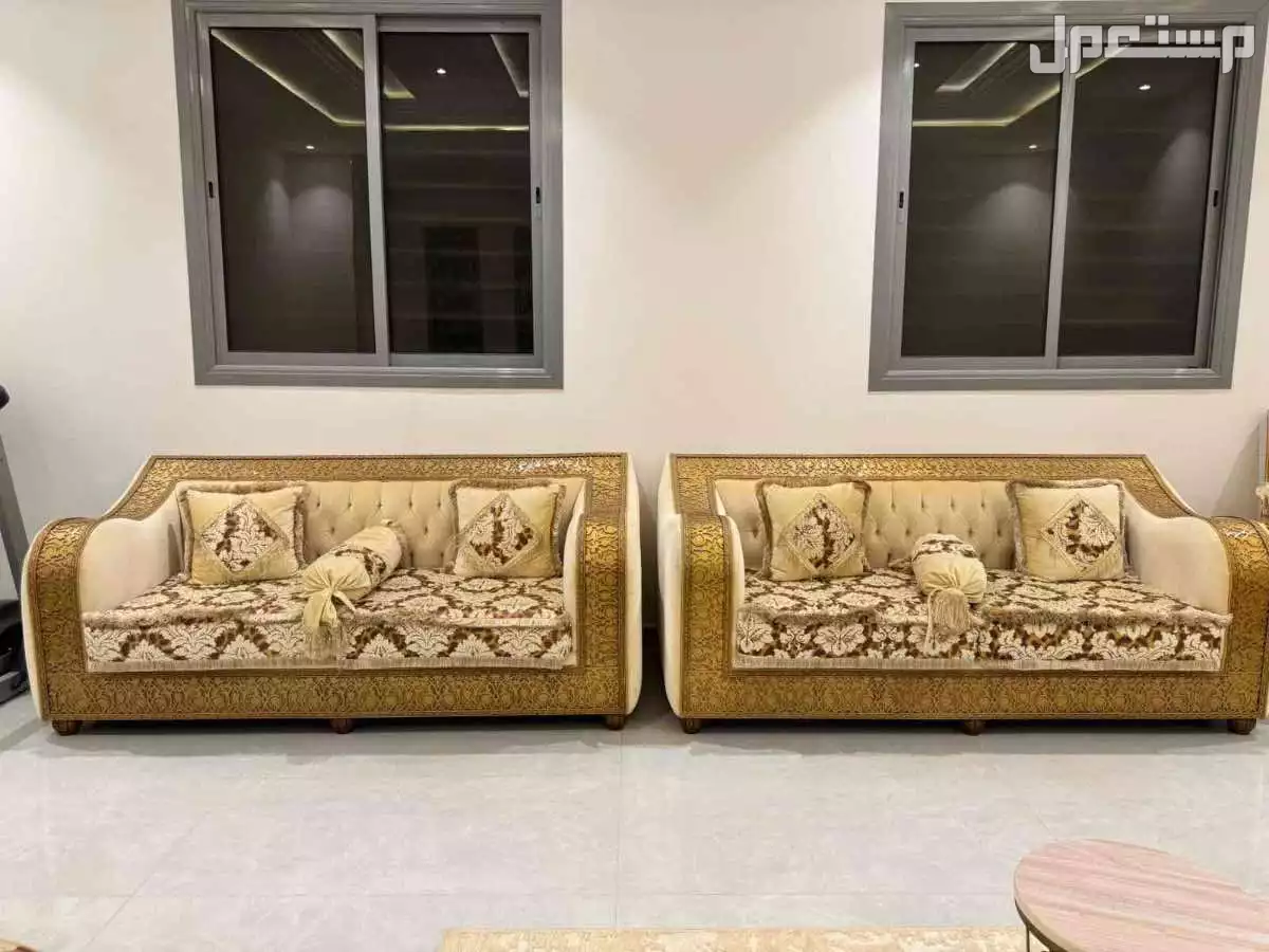 كنب وسجاد مع طاولات في الرياض بسعر 1500 ريال سعودي