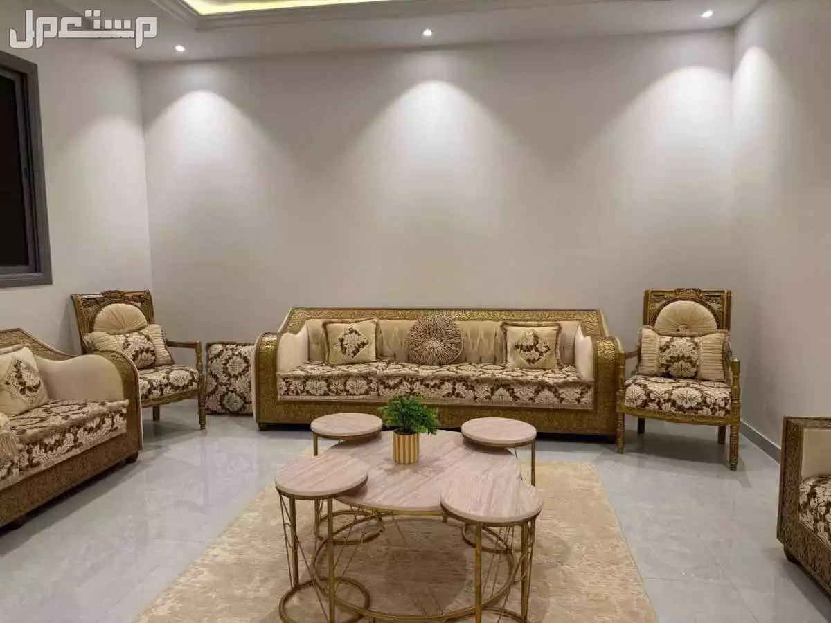 كنب وسجاد مع طاولات في الرياض بسعر 1500 ريال سعودي