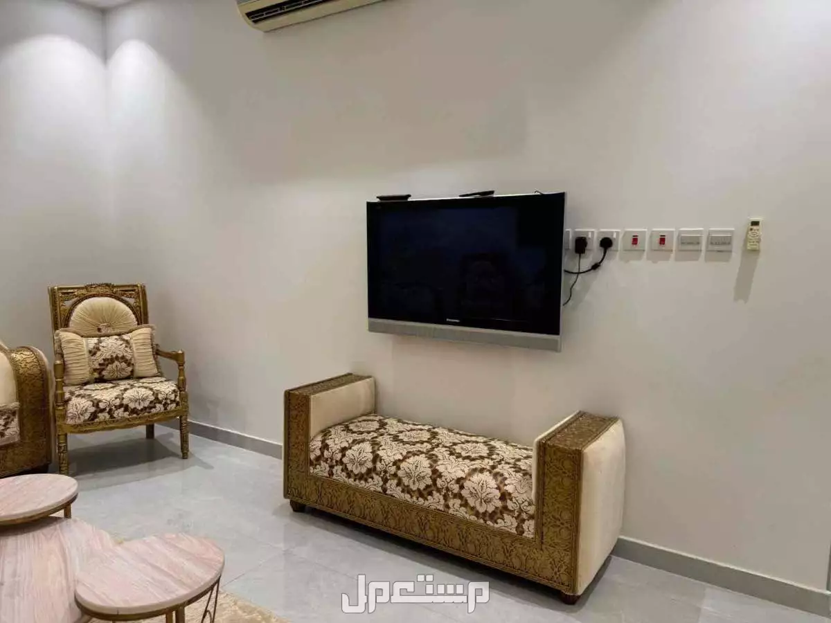 كنب وسجاد مع طاولات في الرياض بسعر 1500 ريال سعودي