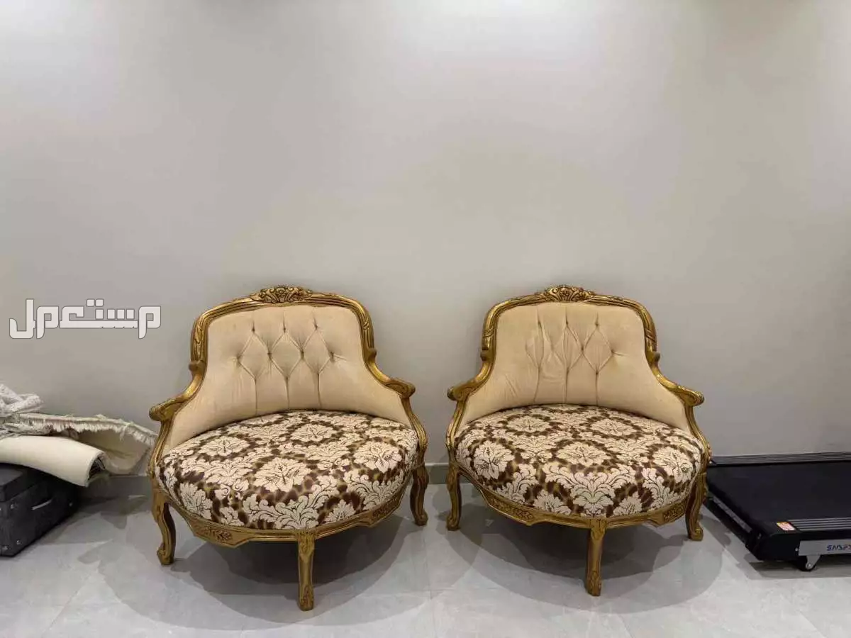 كنب وسجاد مع طاولات في الرياض بسعر 1500 ريال سعودي