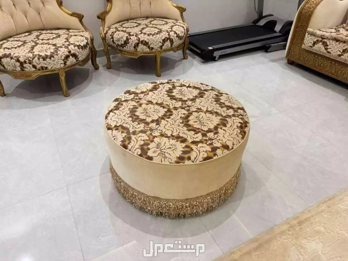 كنب وسجاد مع طاولات في الرياض بسعر 1500 ريال سعودي