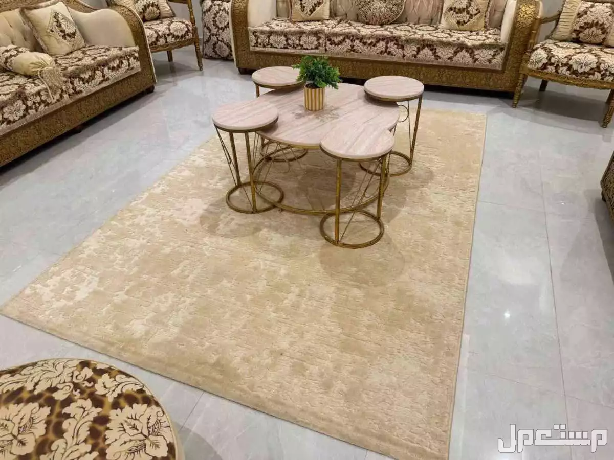 كنب وسجاد مع طاولات في الرياض بسعر 1500 ريال سعودي
