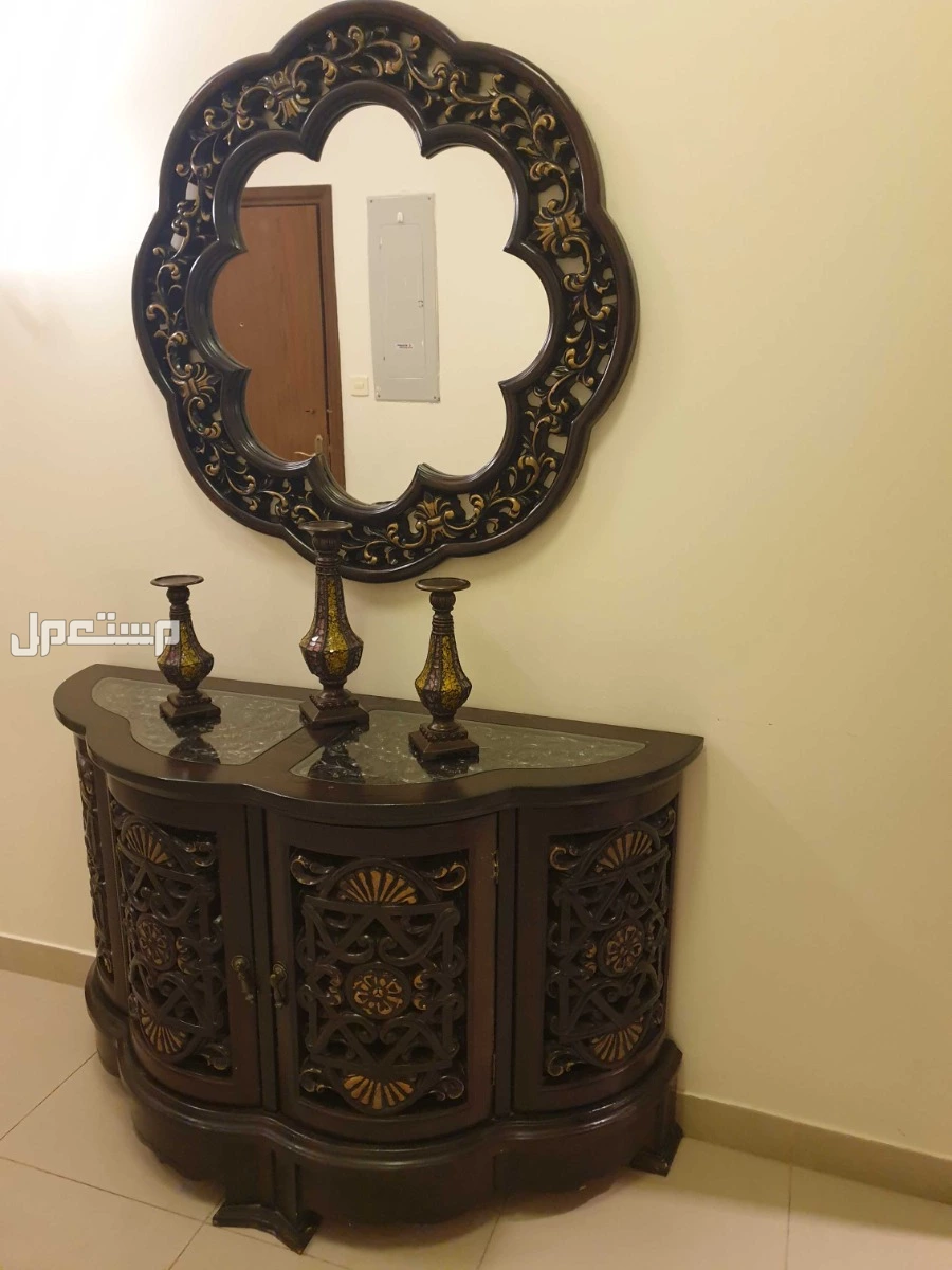 مدخل خشبي بلون بني مع مرآة وستاندات شموع