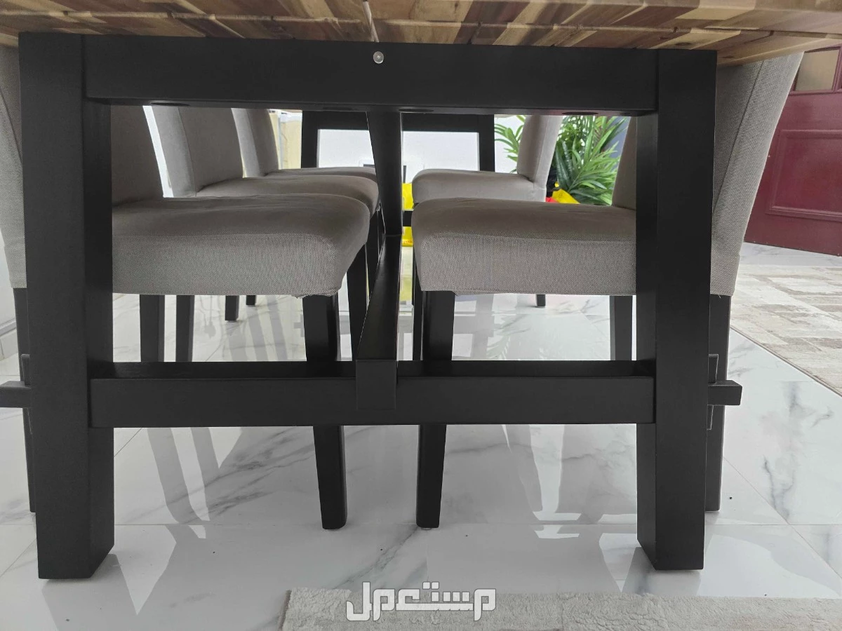 للبيع طاولة سفرة كبيرة مع ستة كراسي جلوس