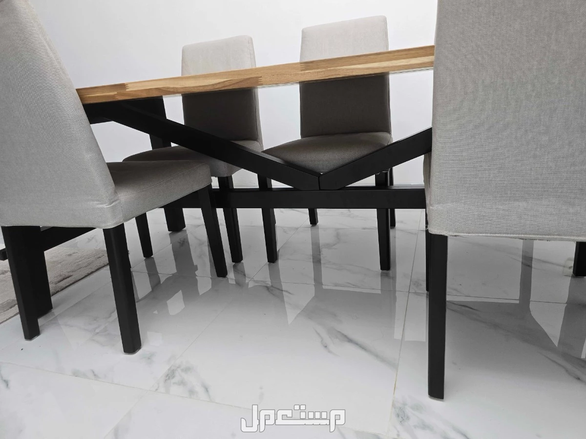 للبيع طاولة سفرة كبيرة مع ستة كراسي جلوس