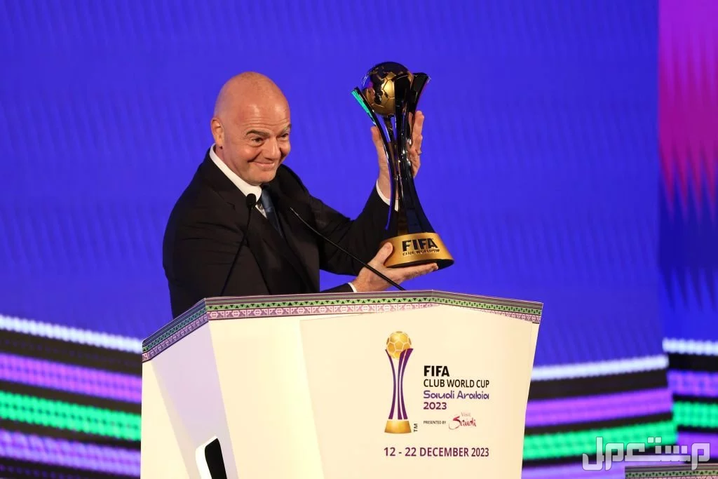 ما هو نظام كأس العالم للأندية 2025 الجديد بمشاركة الهلال السعودي رئيس الفيفا يحمل كأس العالم للأندية 2025
