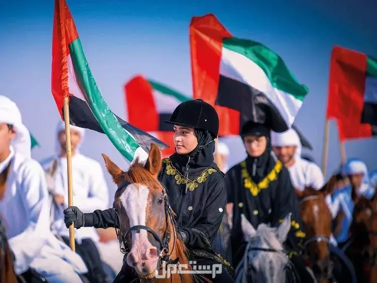 أفضل أماكن الاحتفال باليوم الوطني الإماراتي 53 شابة اماراتية ترفع علم الإمارات على الخيل
