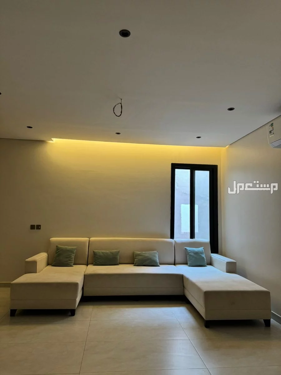 للبيع كنب غرفة معيشة مع ستارة ويفي