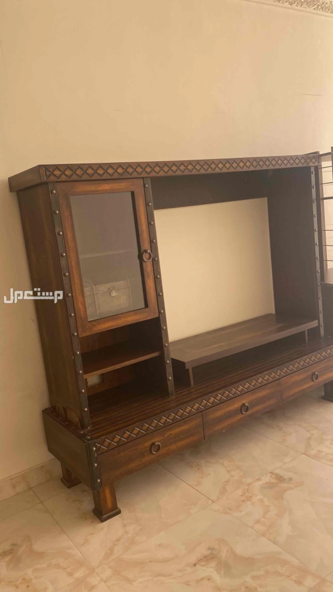 مكتبه خشبيه لشاشة التلفاز للبيع