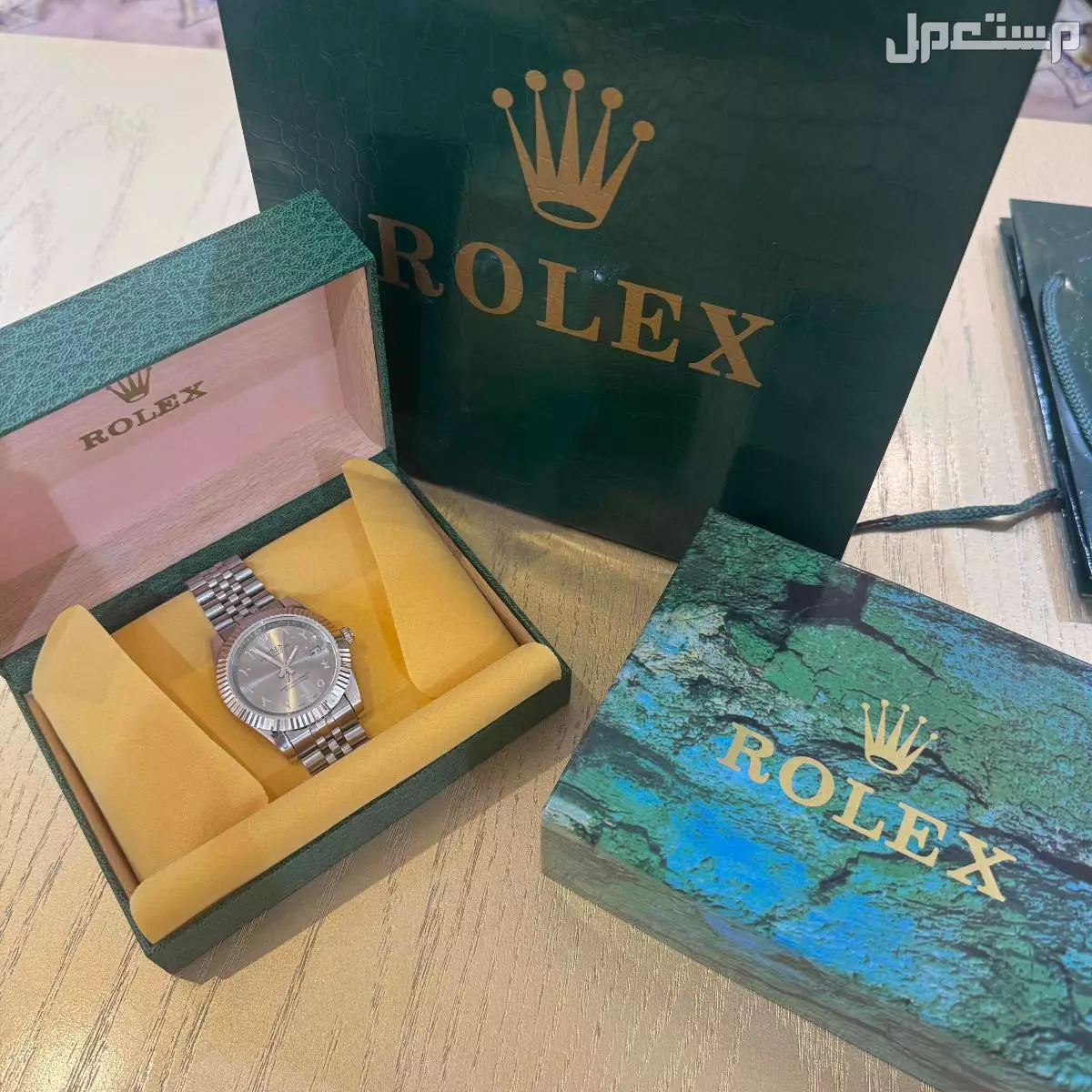 ساعة رولكس لون فضي ارقام عربي  في أبهــــا بسعر 200 ريال سعودي