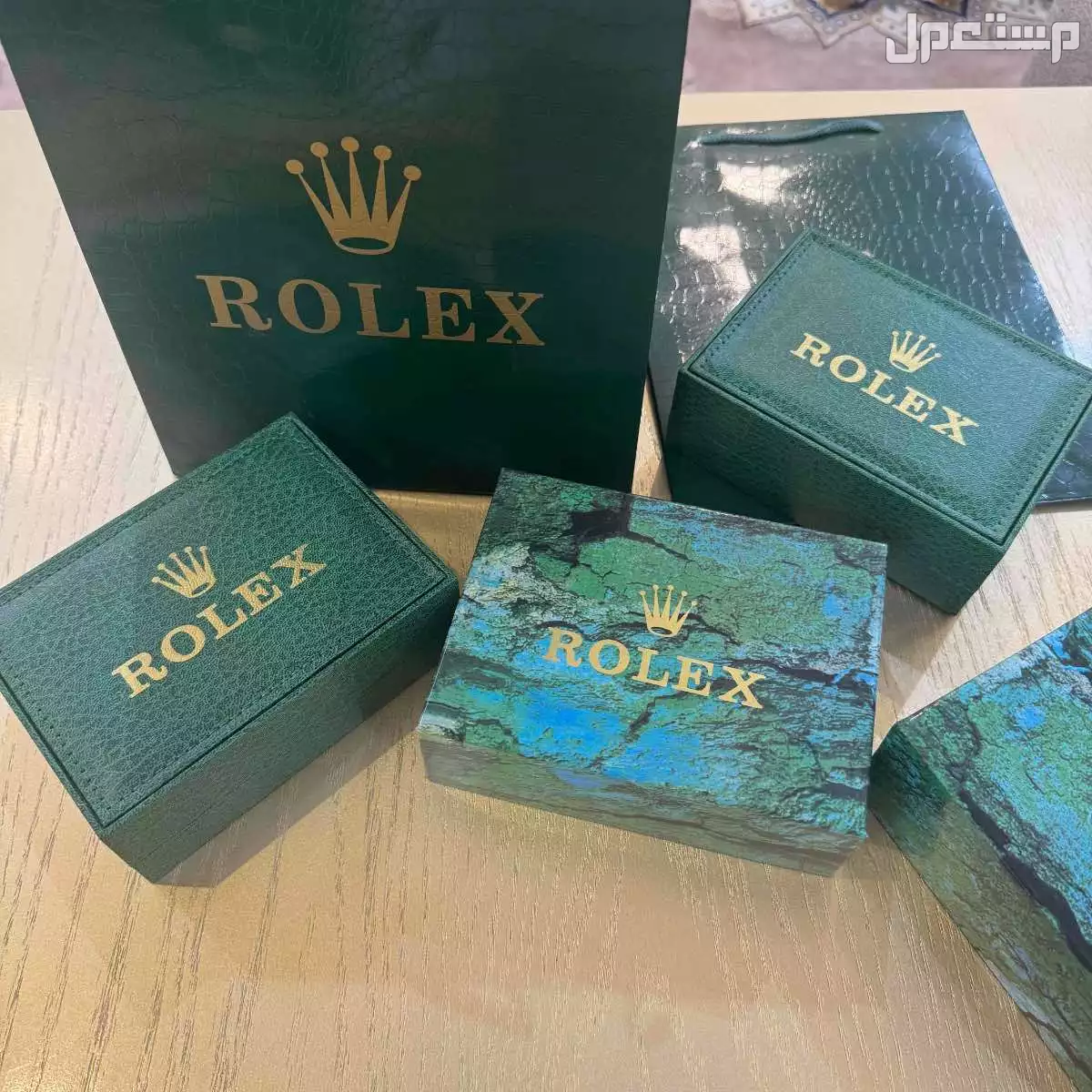 ساعة رولكس لون فضي ارقام عربي  في أبهــــا بسعر 200 ريال سعودي