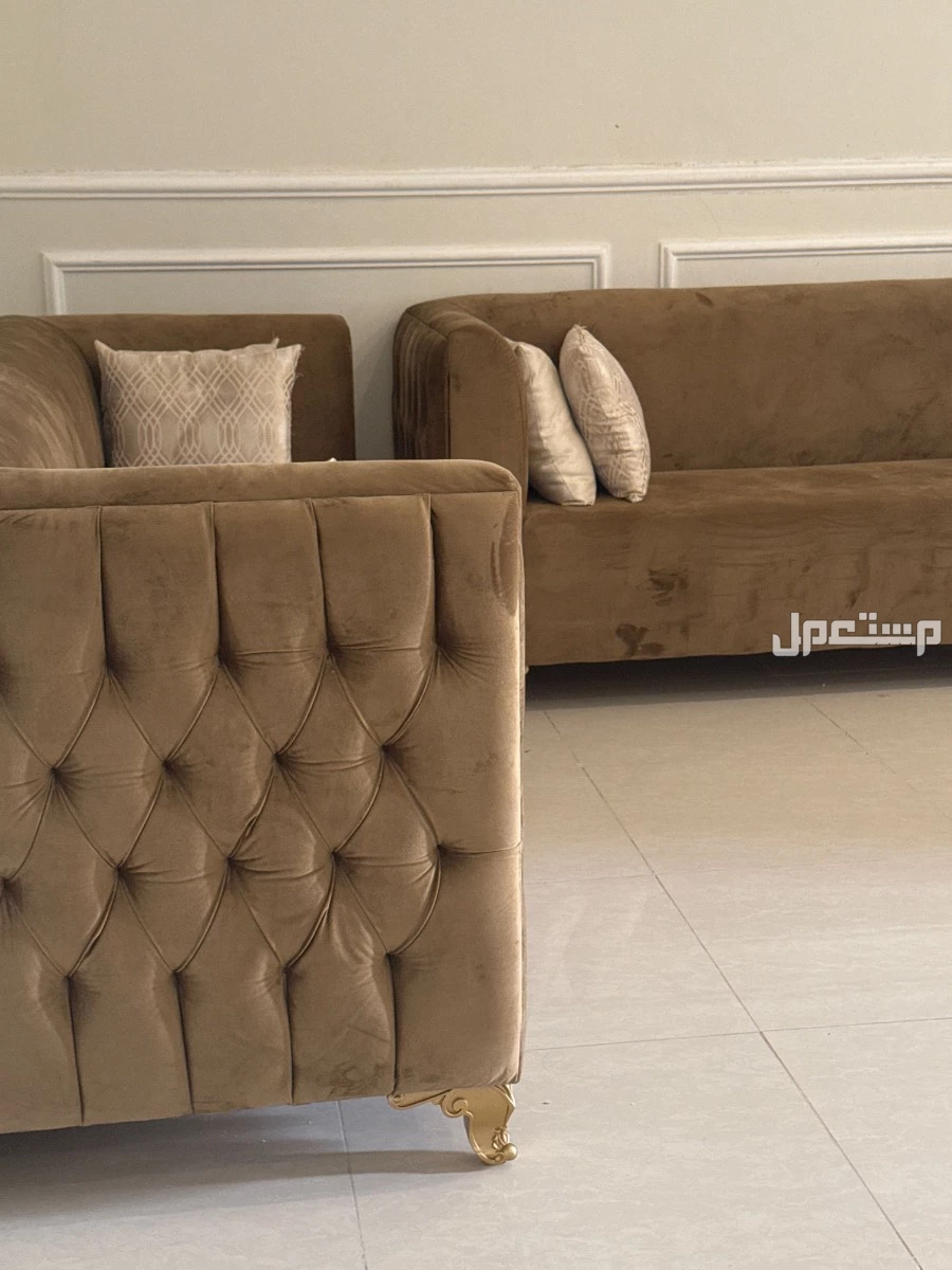 للبيع كنب 3 قطع كبيره مع خداديات12 حبه