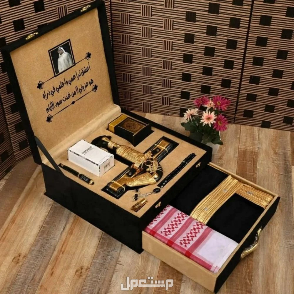 399﷼يتكون البوكس من :  (مشلح حساوي صناعة سورية مقصب ذهبي قصب ياباني مقاسات من 26 الى 31   - *خنجر ذهبي نجراني مع حزام جلد عالي الجودة* - ⁠ - *شماغ جيفينشي راقي قطن 100%*-  - ⁠ - ⁠*عطر رجالي