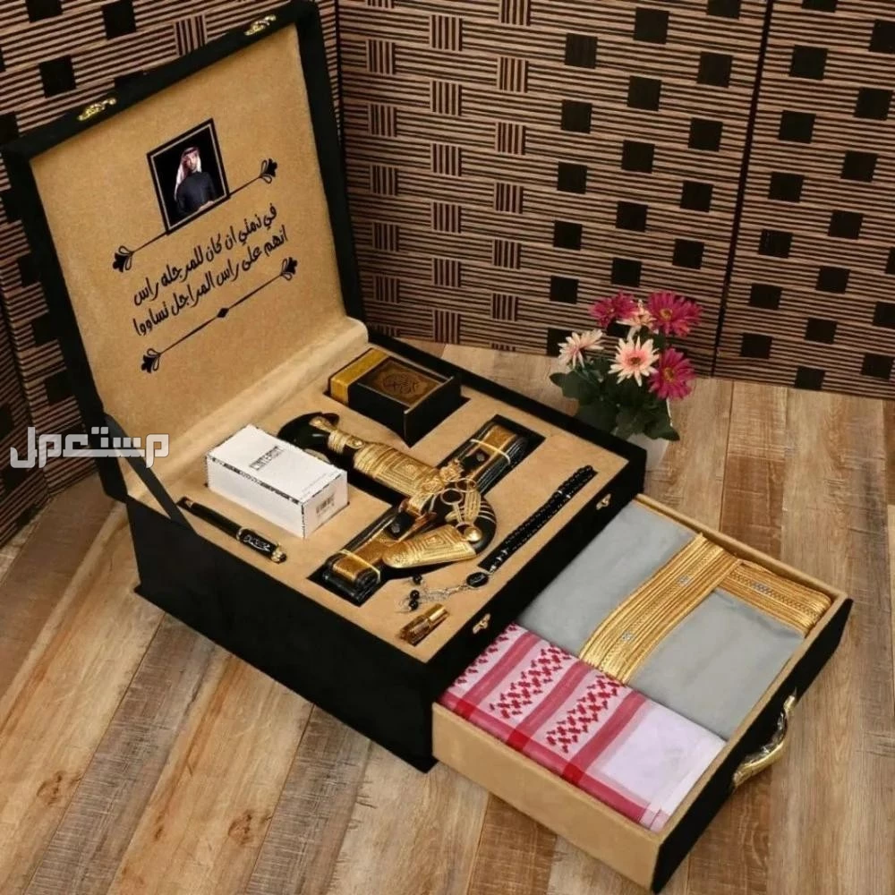 399﷼يتكون البوكس من :  (مشلح حساوي صناعة سورية مقصب ذهبي قصب ياباني مقاسات من 26 الى 31   - *خنجر ذهبي نجراني مع حزام جلد عالي الجودة* - ⁠ - *شماغ جيفينشي راقي قطن 100%*-  - ⁠ - ⁠*عطر رجالي