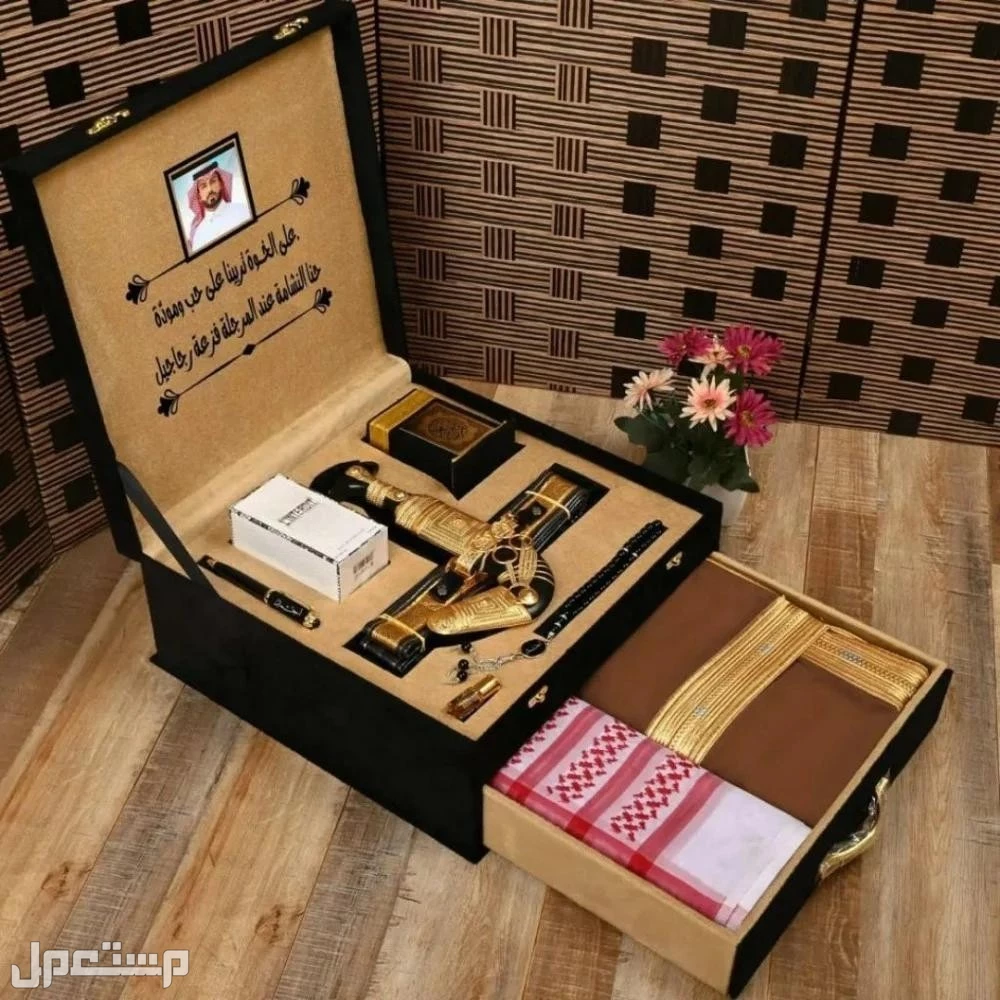 399﷼يتكون البوكس من :  (مشلح حساوي صناعة سورية مقصب ذهبي قصب ياباني مقاسات من 26 الى 31   - *خنجر ذهبي نجراني مع حزام جلد عالي الجودة* - ⁠ - *شماغ جيفينشي راقي قطن 100%*-  - ⁠ - ⁠*عطر رجالي