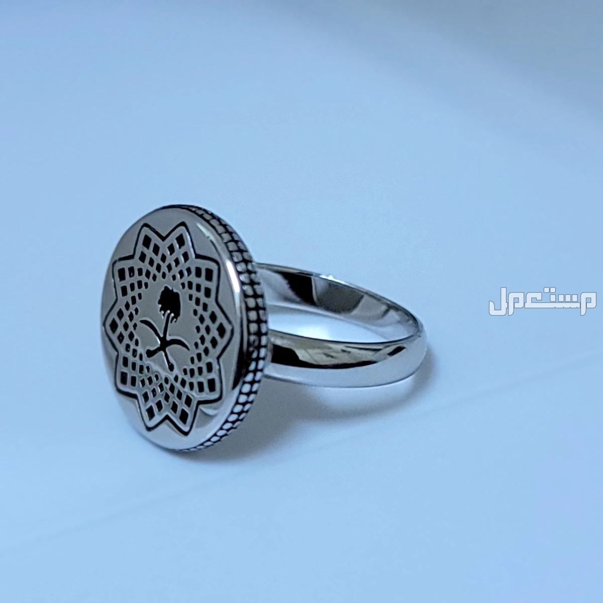 خاتم ملكي فضة يحمل شعار الرؤيه ويتميز بشكل انييف وبسعر مناسب