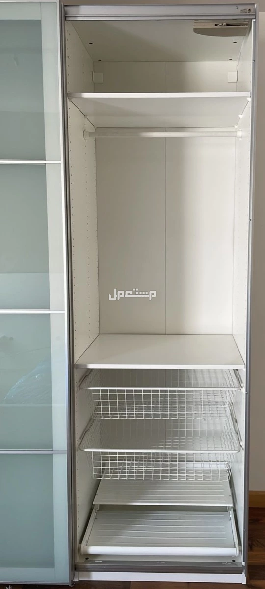 من إيكيا خزانة ملابس كبيرة