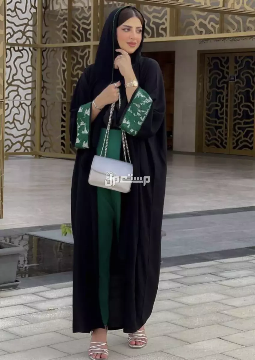 أجمل أفكار تنسيق عبايات مفتوحة سوداء مع الصور تنسيق العباية السوداء المفتوحة المخمل