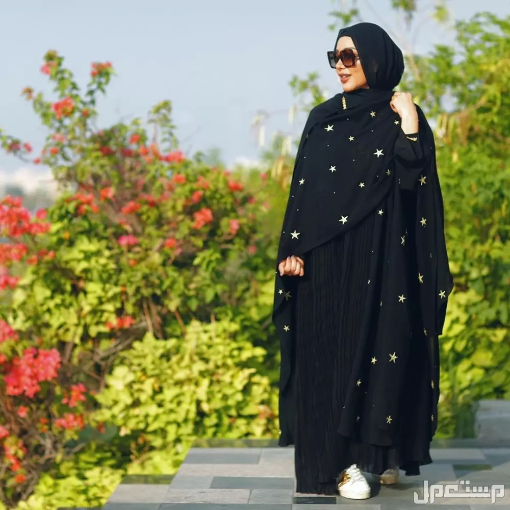 أجمل أفكار تنسيق عبايات مفتوحة سوداء مع الصور العباية السوداء مع اللون الأحمر