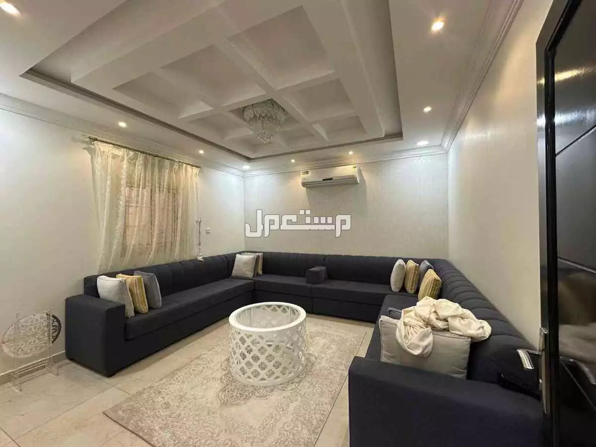 للبيع كنب نظيف في جده بسعر 700 كنب نظيف جداً للبيع