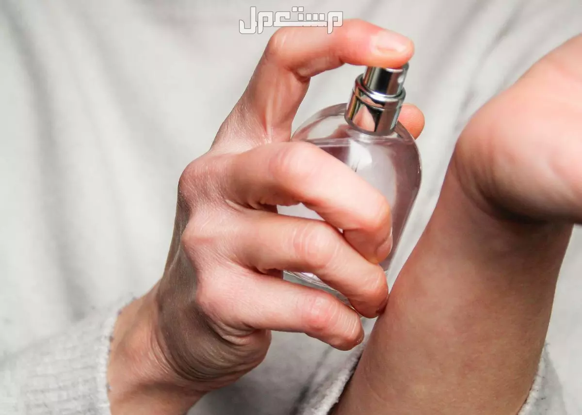 كيفية إزالة بقع العطر عن الملابس بالخطوات كيفية إزالة بقع العطر من الملابس السوداء