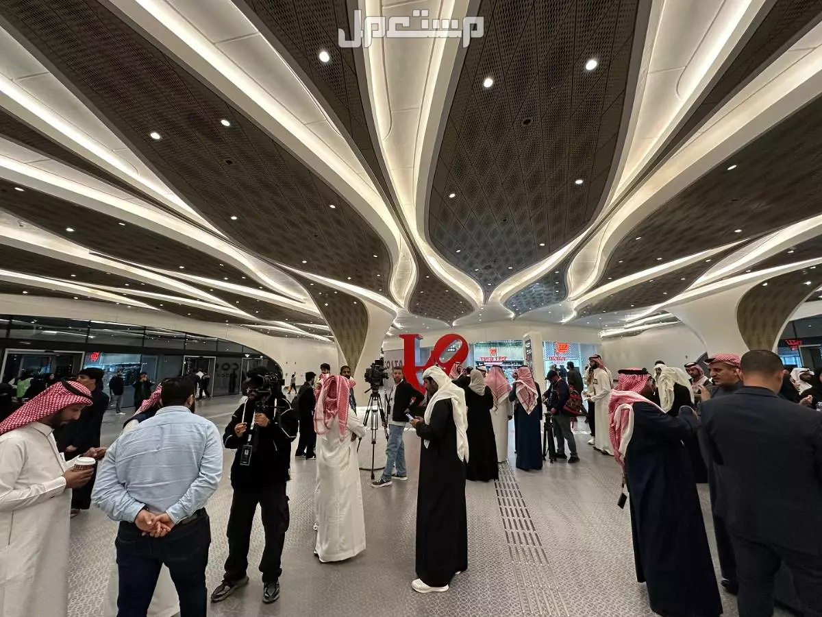 تعرف على جميع محطات قطار الرياض بالترتيب (صور) مواطنين سعوديون في محطة قطار الرياض