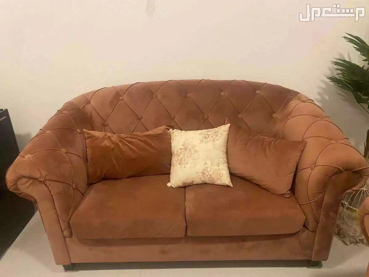 بيع كنب صالة بحالة ممتازة بالدمام بسعر ألف ريال سعودي