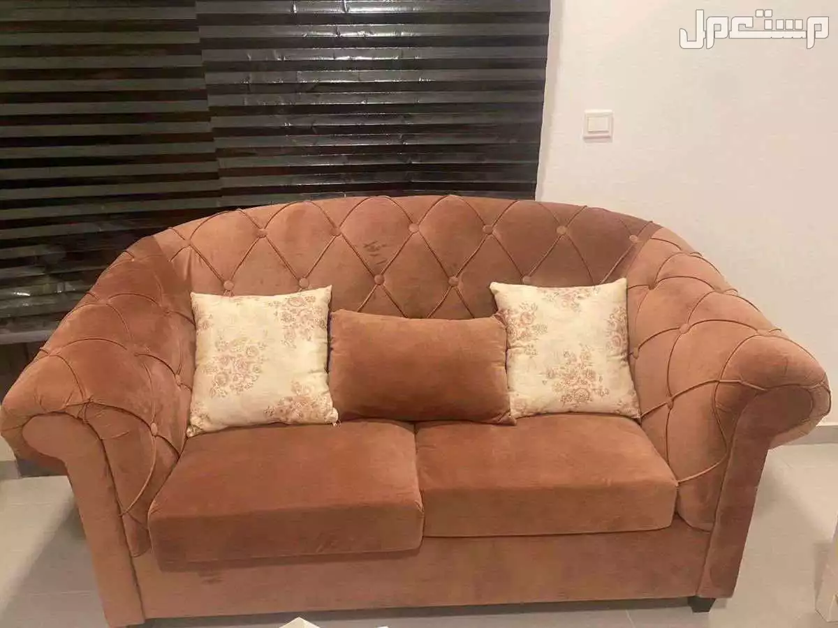 بيع كنب صالة بحالة ممتازة بالدمام بسعر ألف ريال سعودي
