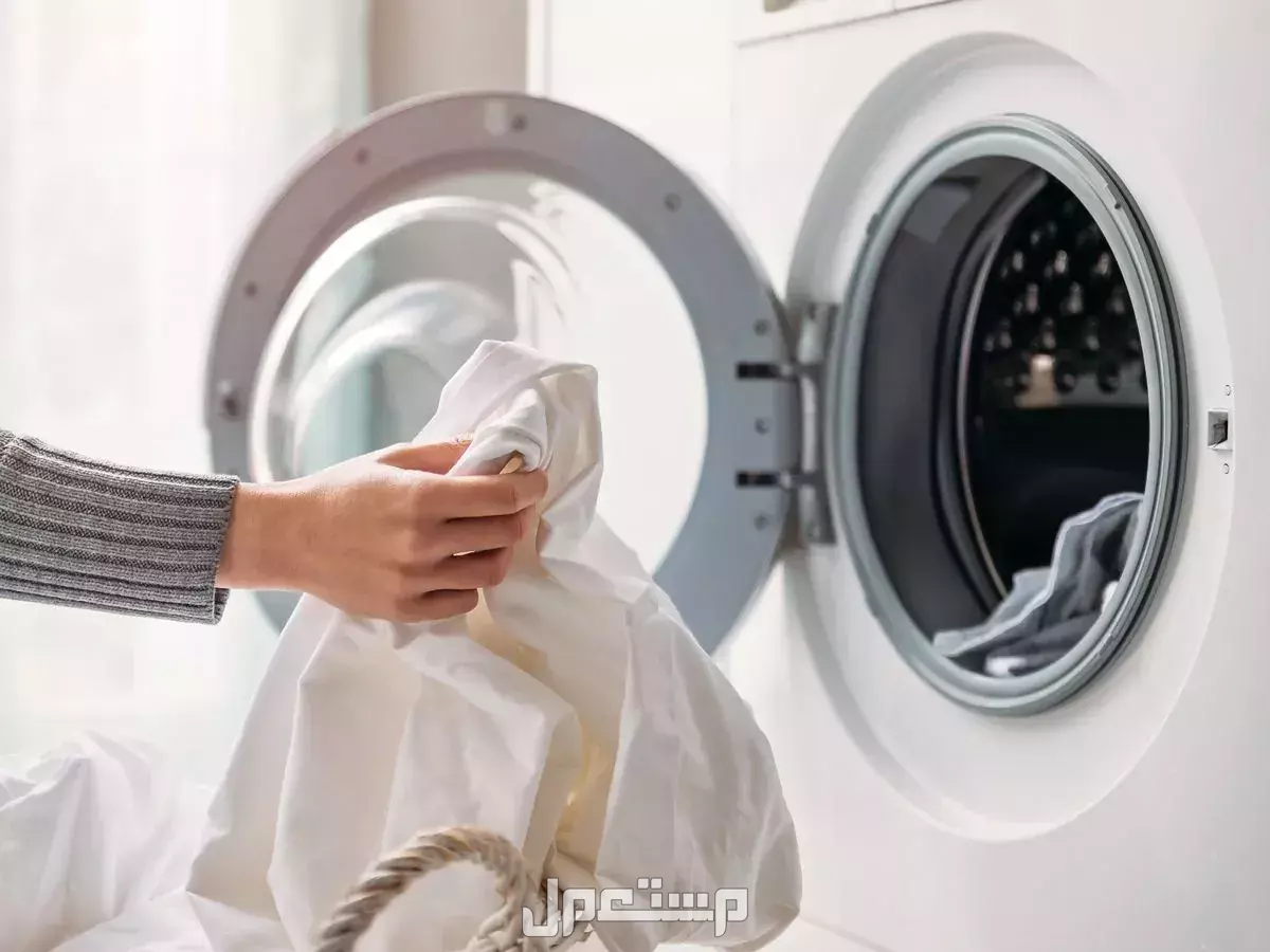 طريقة تنظيف الملابس البيضاء في الغسالة الأتوماتيك.. 4 حيل سحرية غسيل الملابس البيضاء