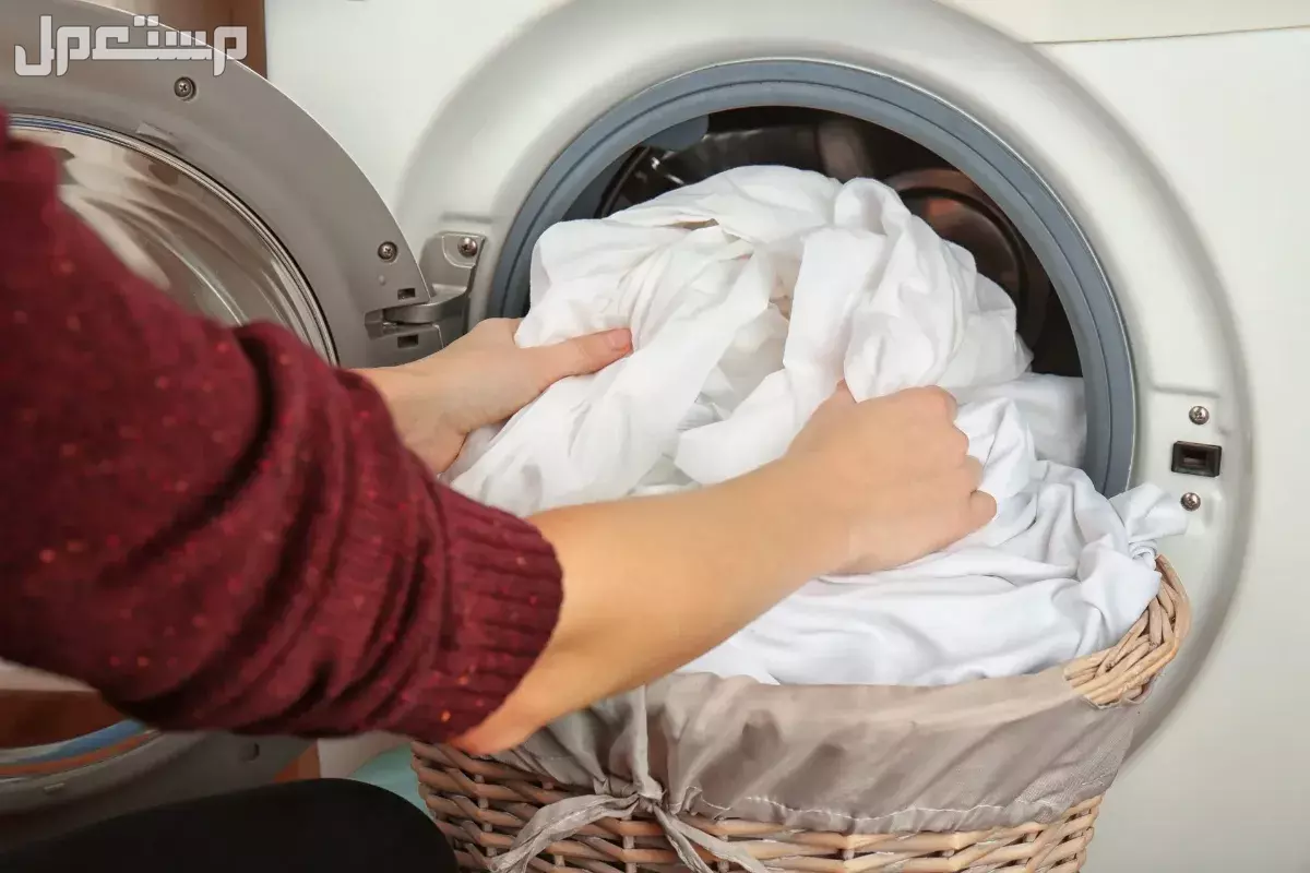 طريقة تنظيف الملابس البيضاء في الغسالة الأتوماتيك.. 4 حيل سحرية تنظيف ملابس بيضاء من الإصفرار والبقع