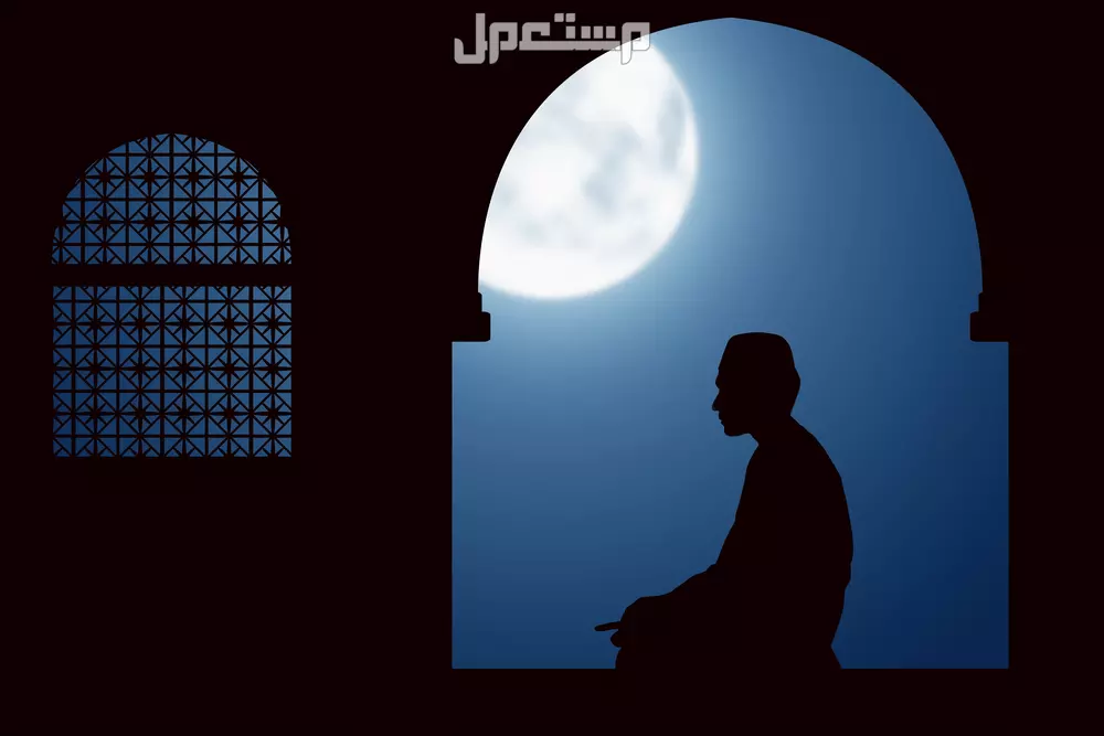 فضل صيام الاثنين والخميس والايام البيض من كل شهر رجل يصلي وبجانبه القمر مكتمل