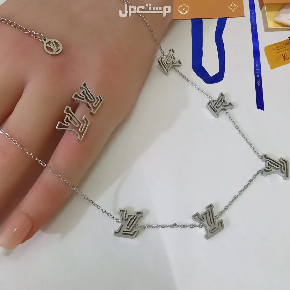 عرض اطقم اكسسوارات ماركات سلسال وحلق