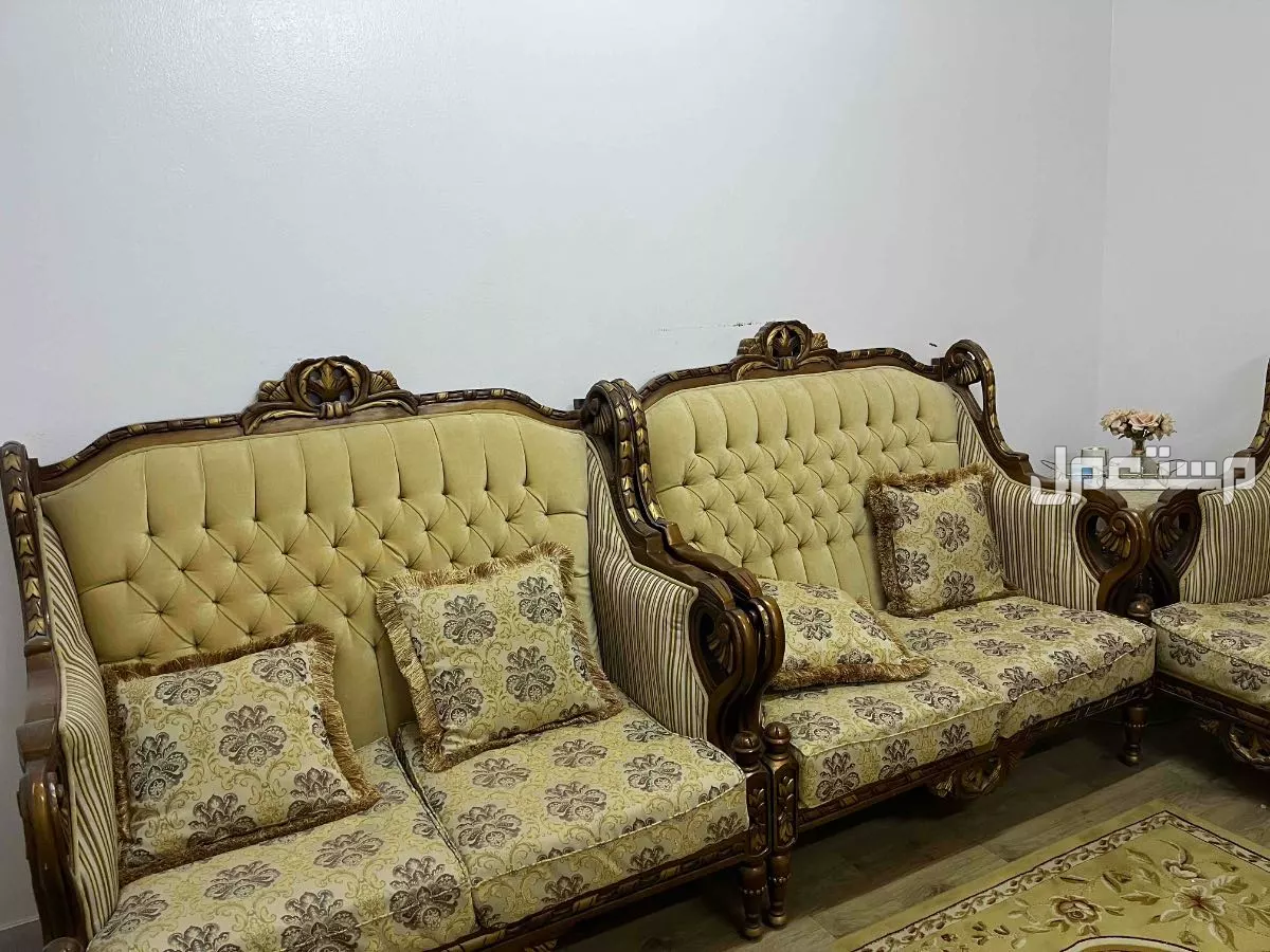 للبيع كنب+ مكيف= شبهه جديد. وغرفة نوم مستعمله.