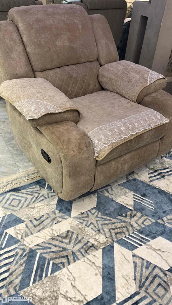 كنبه كبيره وكنبه صغيره وكرسي هزاز