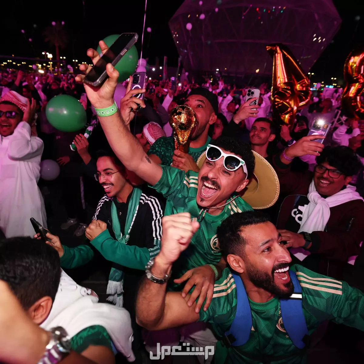 كيف ستستفيد السعودية من استضافة كأس العالم 2034 الشع السعودي يحتفل باستضافة كأس العالم 2034