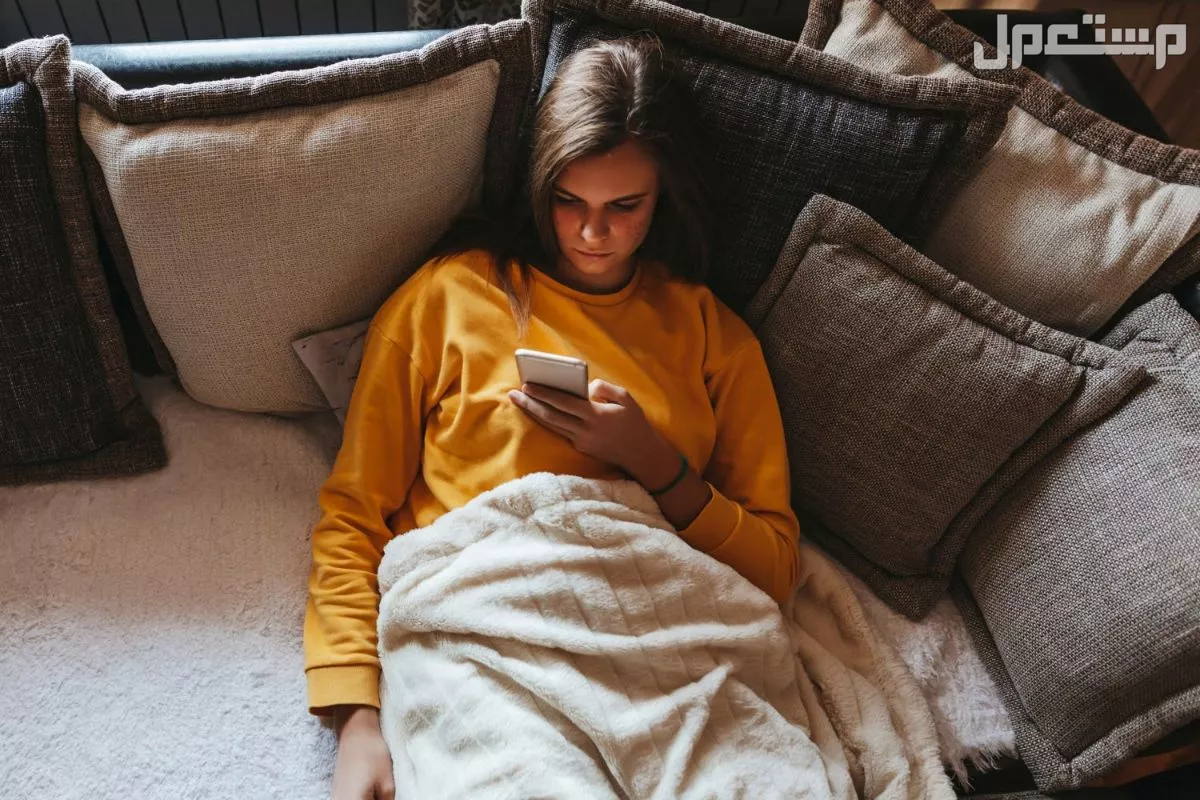 ما هو تعفن الدماغ؟ وما علاقته بالسوشال ميديا والمحتوى التافه؟ فتاة تمسك هاتفها