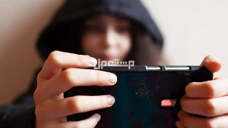 ما هو تعفن الدماغ؟ وما علاقته بالسوشال ميديا والمحتوى التافه؟ فتاة تشاهد فيديوهات ومحتوى تافه على السوشال ميديا