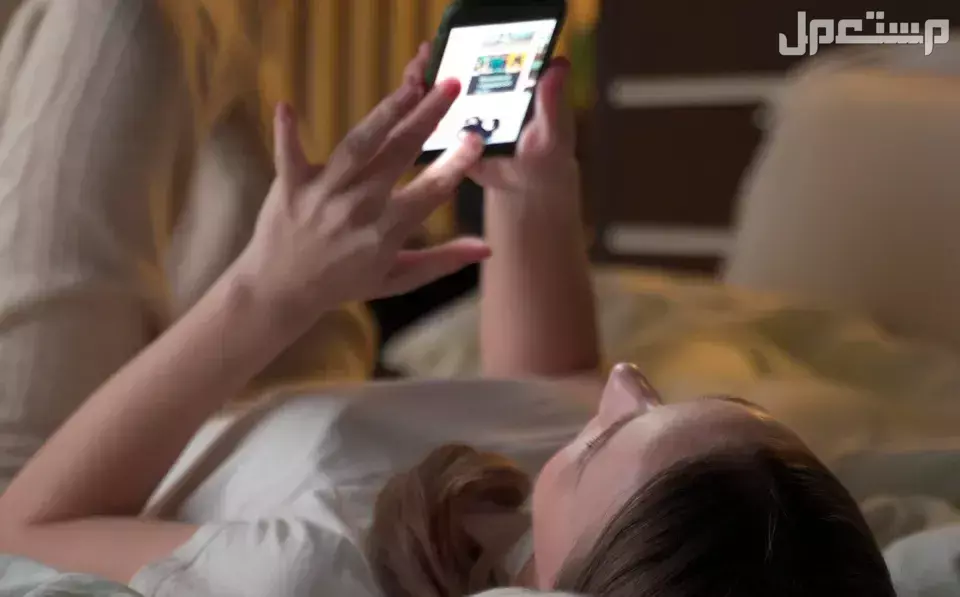 ما هو تعفن الدماغ؟ وما علاقته بالسوشال ميديا والمحتوى التافه؟ فتاة تستخدم السوشيال ميديا