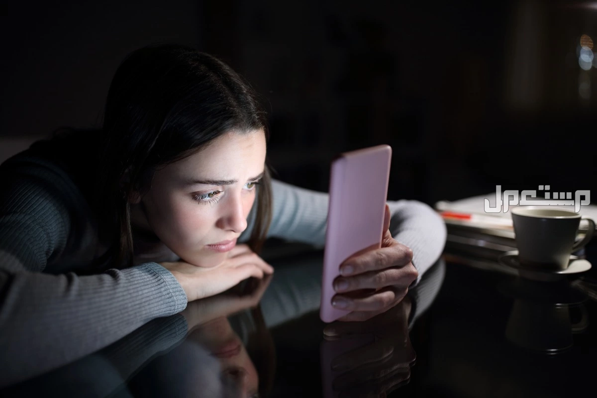 ما هو تعفن الدماغ؟ وما علاقته بالسوشال ميديا والمحتوى التافه؟ فتاة مصابة بتعفن الدماغ بسبب مشاهدة المحتوى التافه