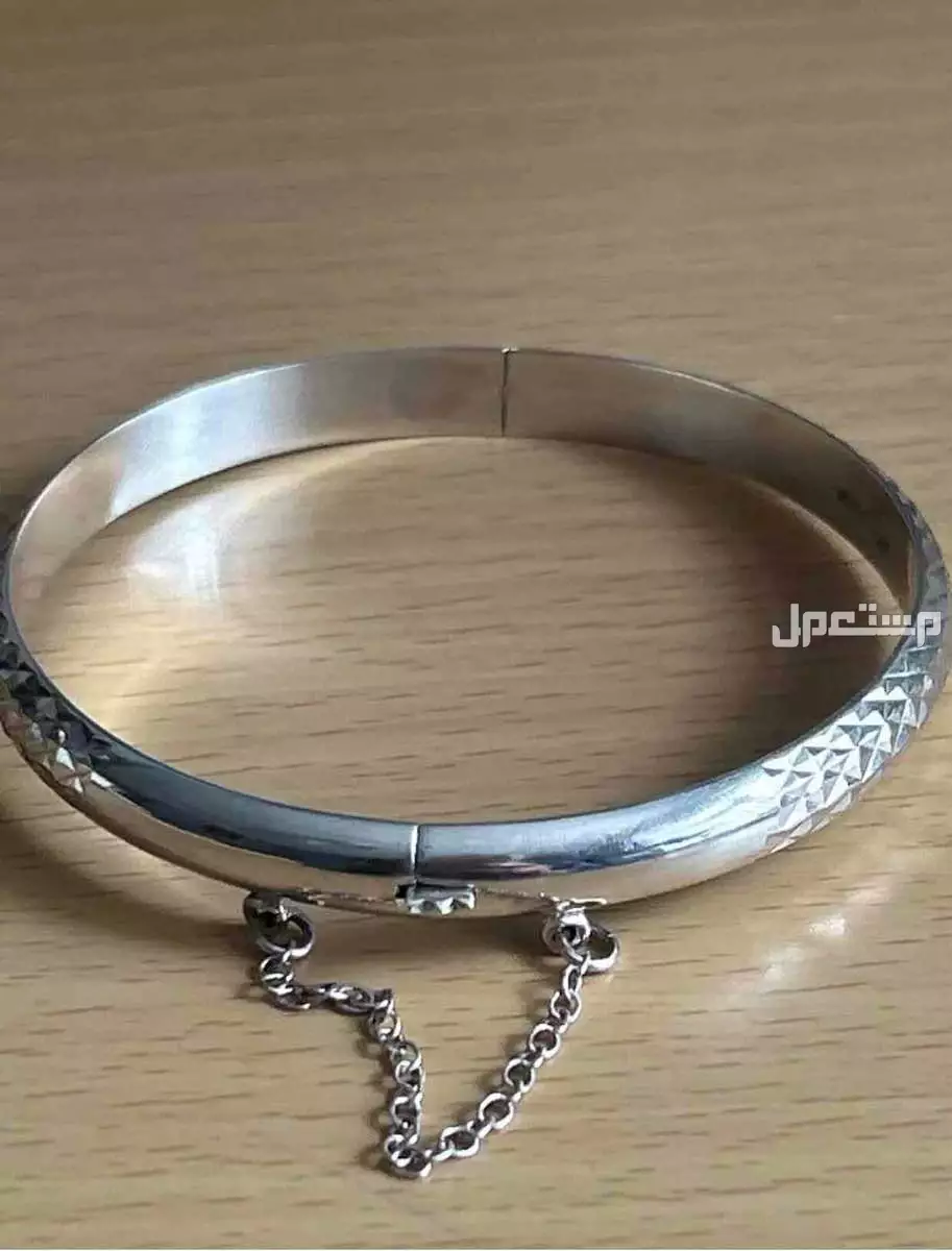 سوار فضة إنجليزي مختوم موقع من المصمم
