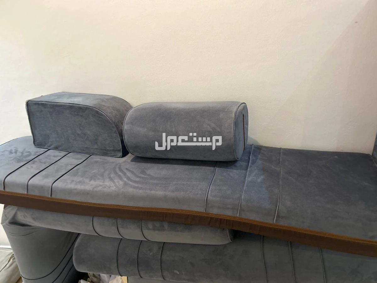 مساند ظهر نظيفه وجديده سبب البيع غيرنا الاثاث .