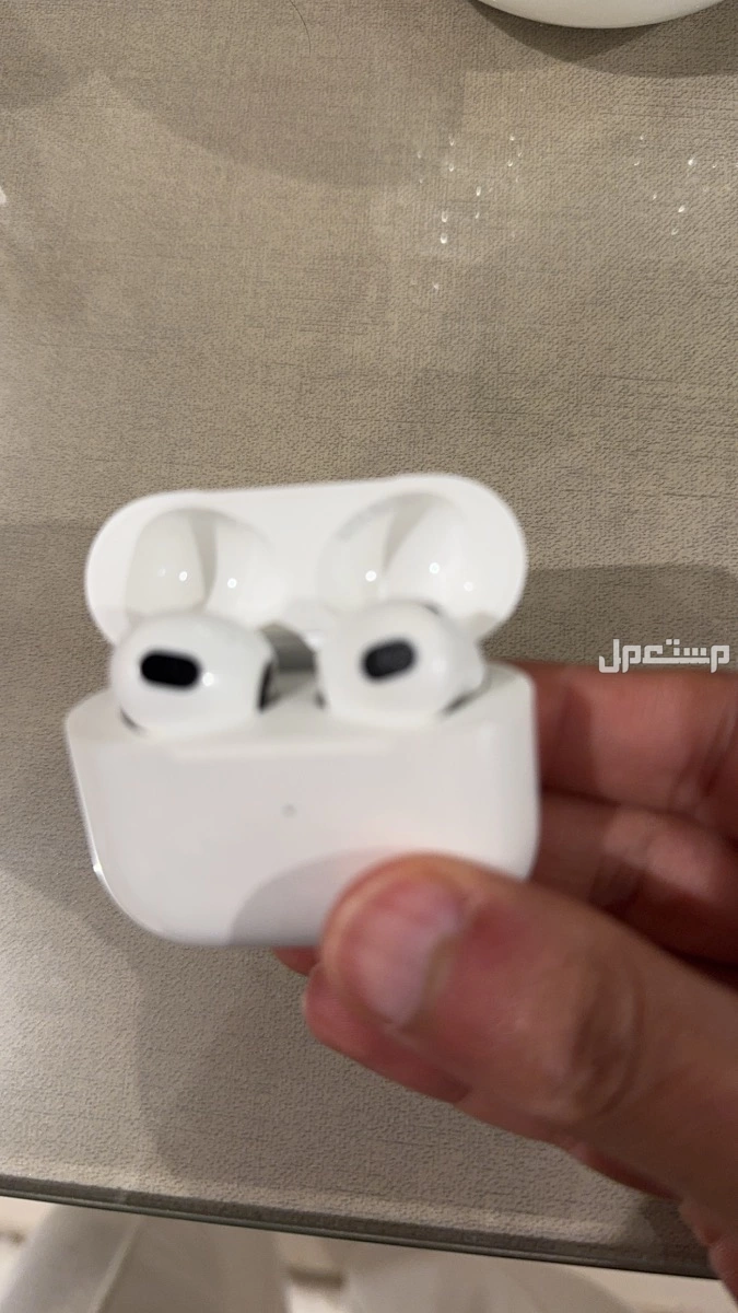 للبيع سماعة airpods من ابل بحالة ممتازه