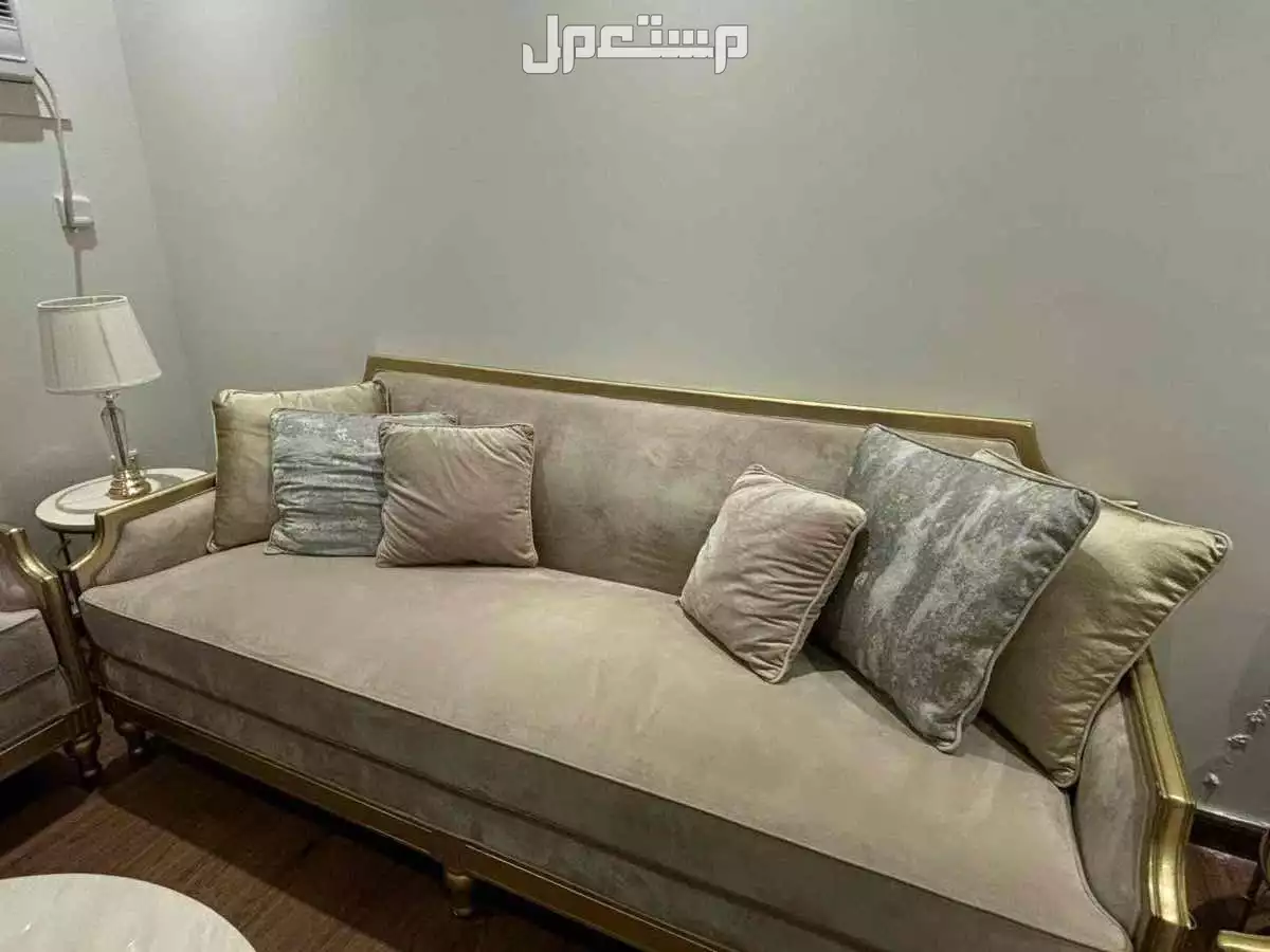 طقم كنب قطيفه فاخر في جدة بسعر 5 آلاف ريال سعودي