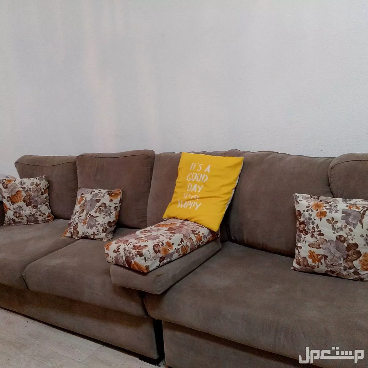 كنب مع طاولات نظيفه مستعمله 🛋️🪞.