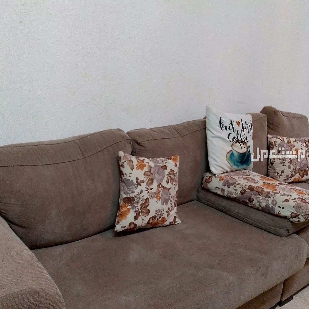 كنب مع طاولات نظيفه مستعمله 🛋️🪞.