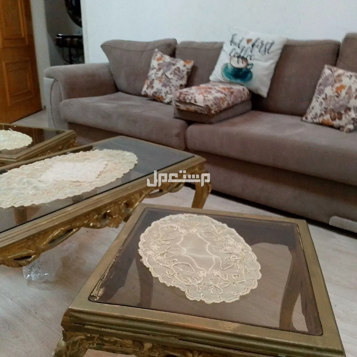 كنب مع طاولات نظيفه مستعمله 🛋️🪞.