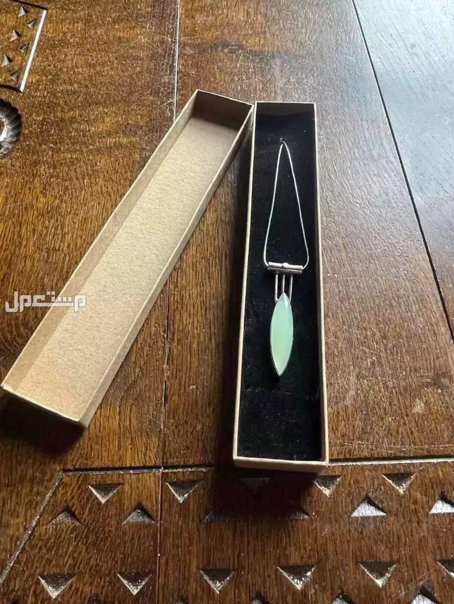سلسال وتعليقة من الفضة الأصلية بحجر العقيق الأخضر